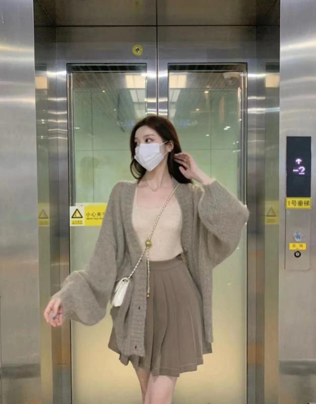 简约舒适气质穿搭，展现低调奢华